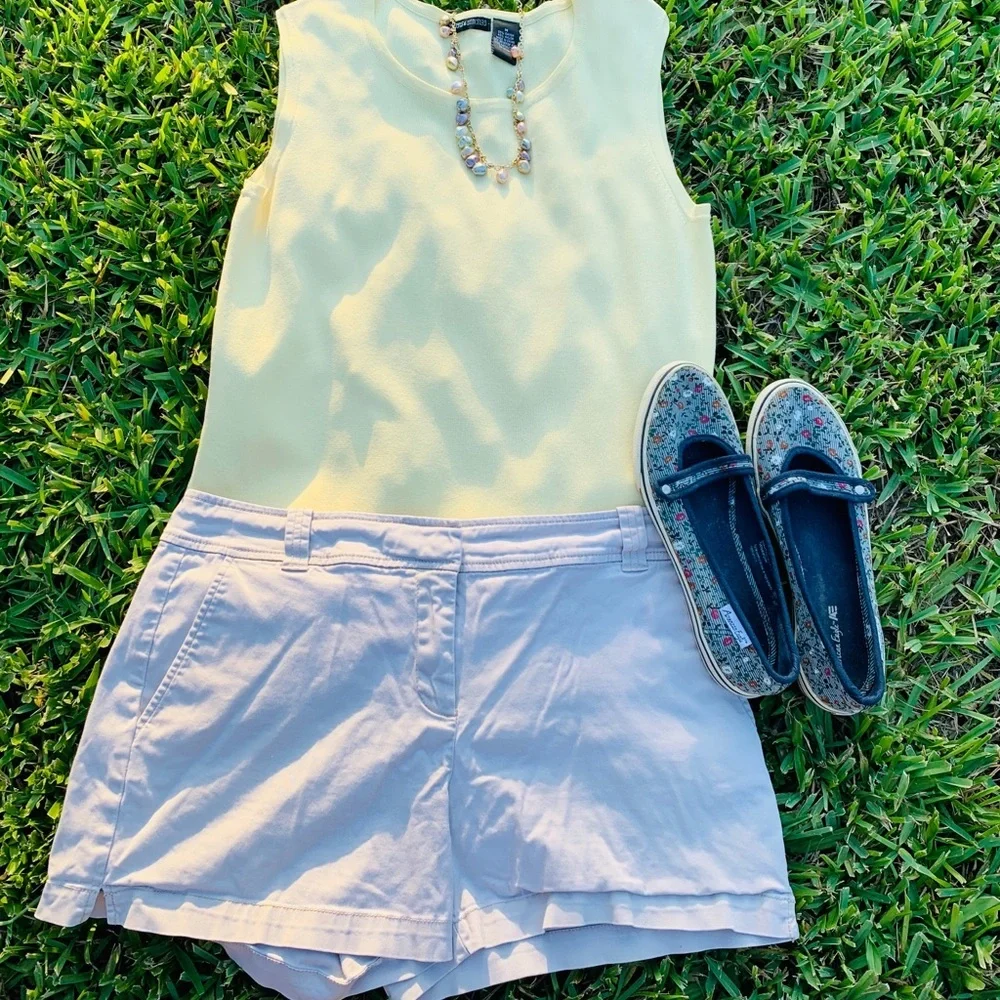 New York & Company Khaki Shorts Size 8 - Picture 1 of 9